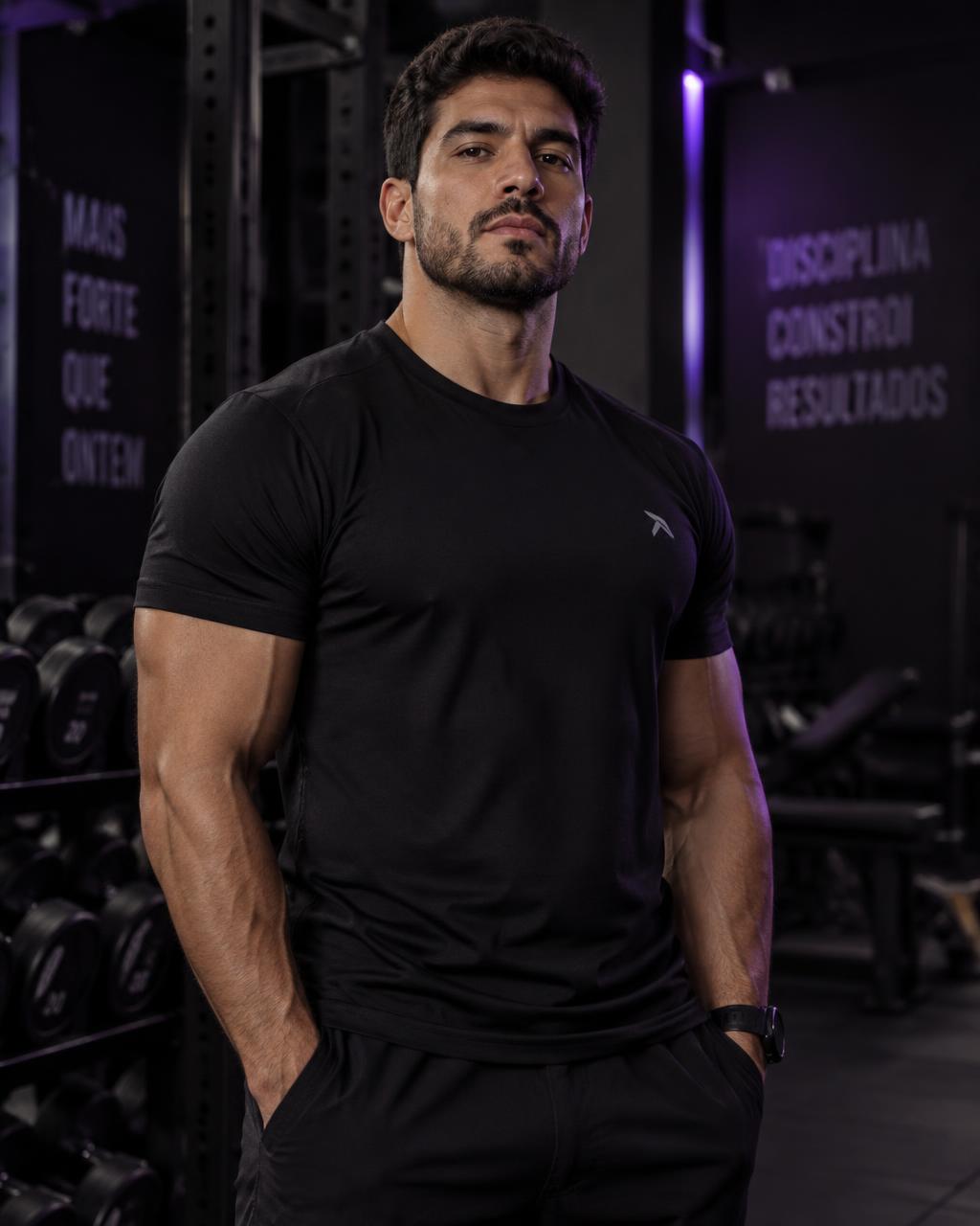 Rafa Costa, personal trainer, em uma academia escura